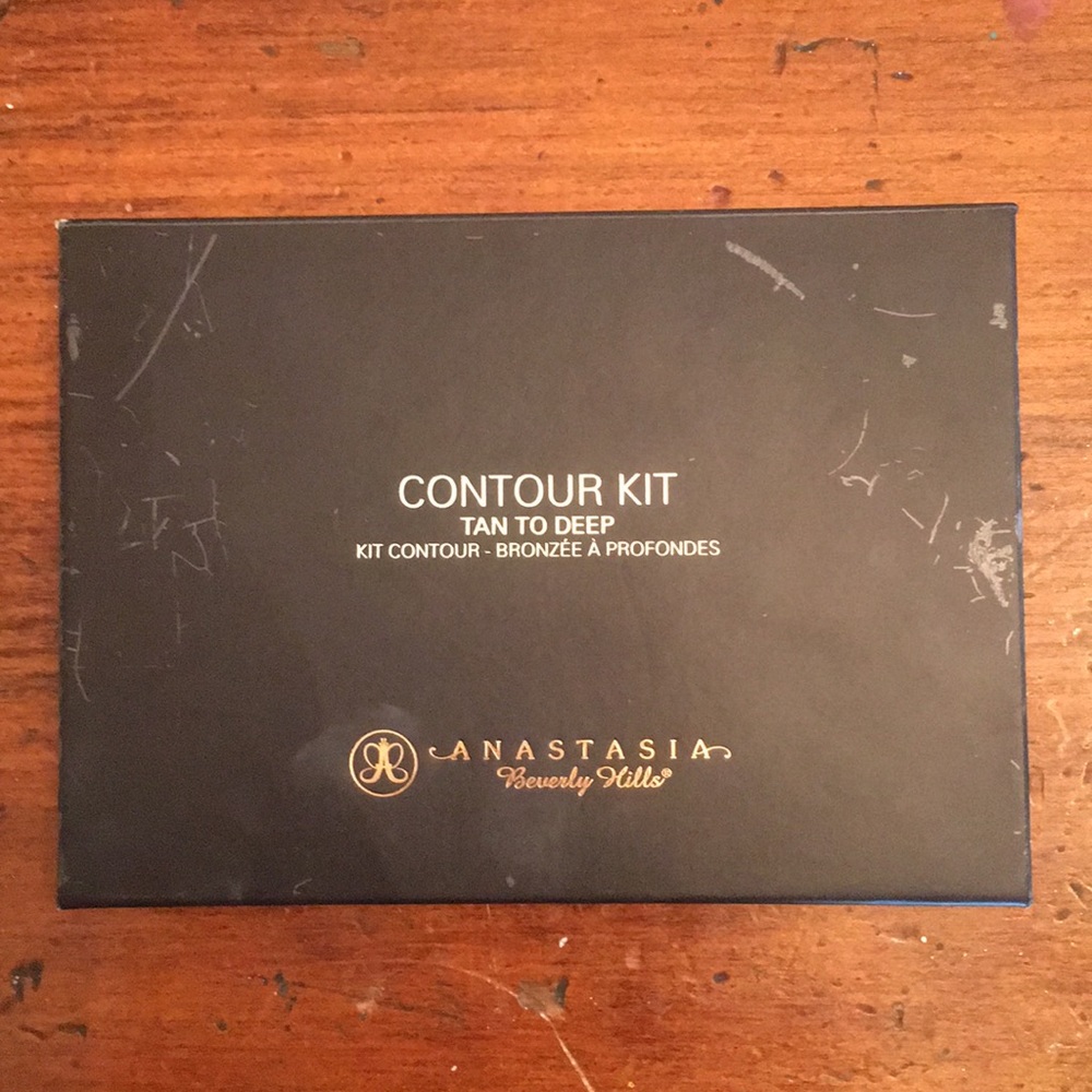 🌸1 HOUR SALE🌸 Medium to tan contour palette